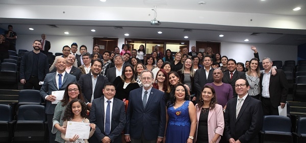 Voluntários por Amor: médicos e profissionais da saúde recebem certificado