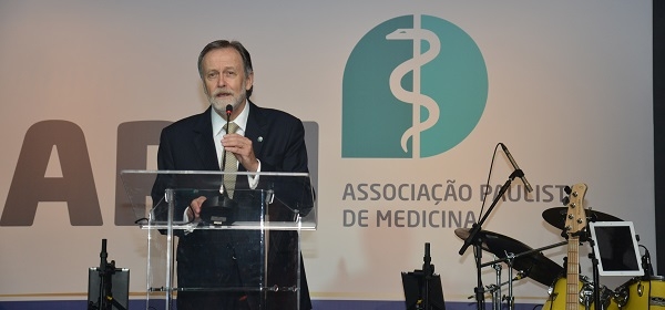 Representantes da APM e autoridades celebram o Dia do Médico