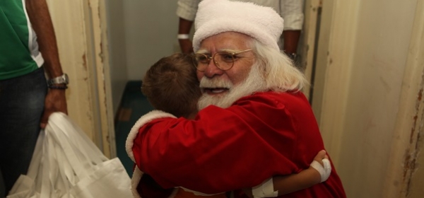 Voluntários da APM entregam brinquedos no tradicional Alegrando a Santa Casinha