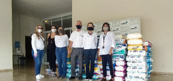 Drive thru solidário em Marilia arrecada fraldas geriátricas
