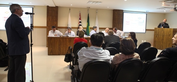 Diretoria da APM debate capital estrangeiro na Saúde