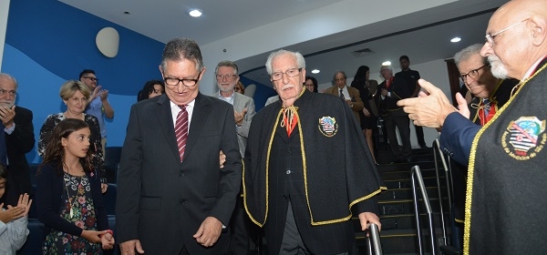 Pediatra Nildo Alves Batista é empossado na Academia de Medicina de SP