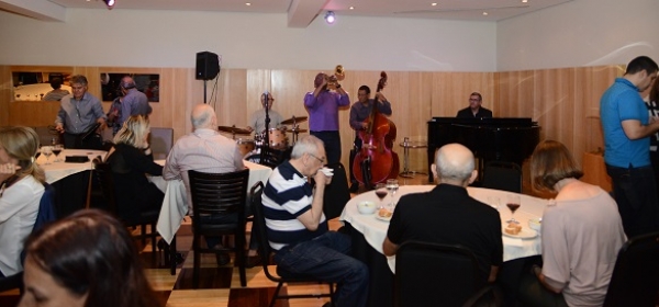 Grande público prestigia Milton Felix Quarteto em happy hour da APM
