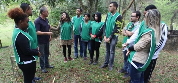 APM promove plantio de árvores em seu clube de campo