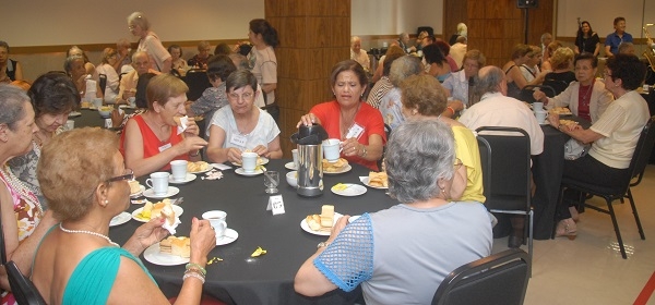 Chá com Cinema encerra 2012 com desfile da melhor idade