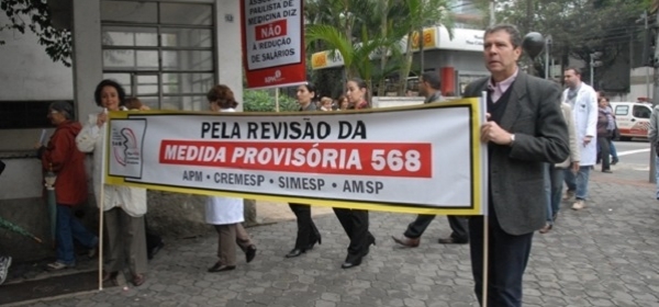 Médicos federais protestam e governo decide não reduzir salários