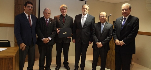 Haino Burmester é homenageado por trabalho à frente do CQH