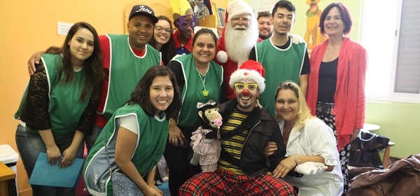 Voluntários da APM entregam brinquedos no tradicional Alegrando a Santa Casinha