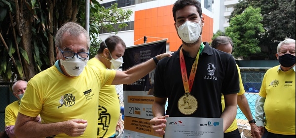Atlética da Escola Paulista de Medicina recebe muda do plátano original de Hipócrates