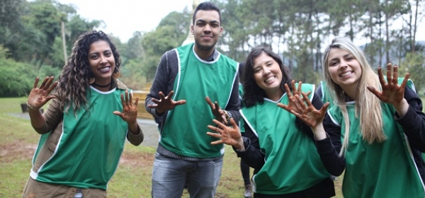 APM promove plantio de árvores em seu clube de campo