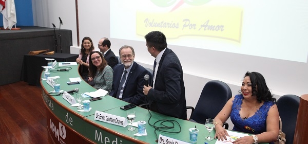 Voluntários por Amor: médicos e profissionais da saúde recebem certificado