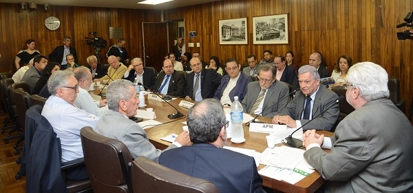 Médicos e profissionais da Saúde realizam ato público por mais recursos para o SUS