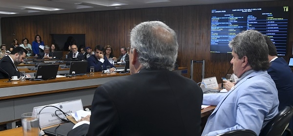 ‘Médicos pelo Brasil’ é debatido por Comissão Mista