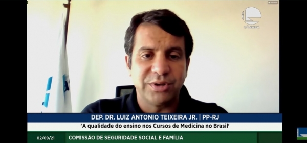 Presidente da APM aponta caos da educação médica em audiência no Congresso