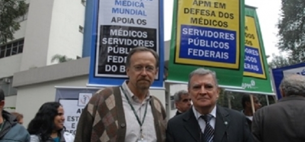 Médicos federais protestam e governo decide não reduzir salários