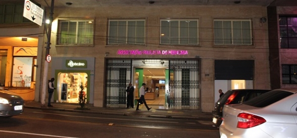 APM se ilumina de rosa neste mês de outubro