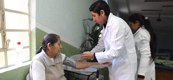 Médicos levam atendimento a imigrantes