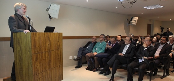 Haino Burmester é homenageado por trabalho à frente do CQH