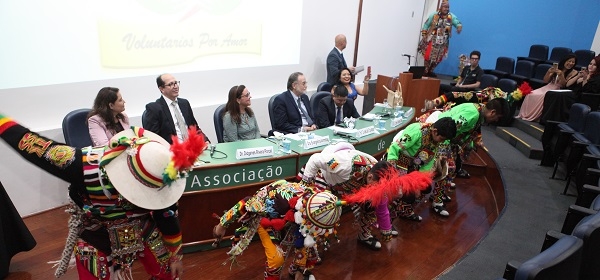Voluntários por Amor: médicos e profissionais da saúde recebem certificado