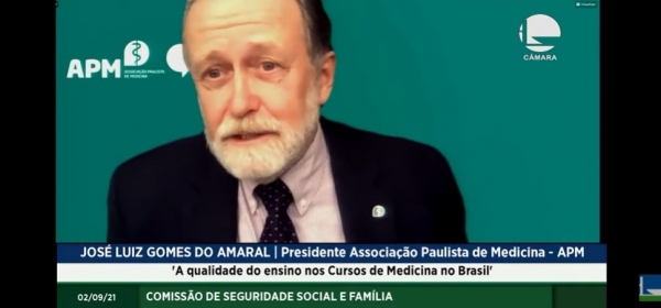 Presidente da APM aponta caos da educação médica em audiência no Congresso