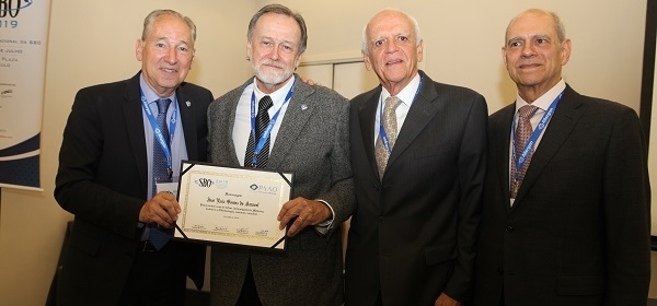 Presidente da APM é homenageado por oftalmologistas 