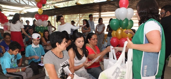 Voluntários da APM entregam brinquedos no tradicional Alegrando a Santa Casinha