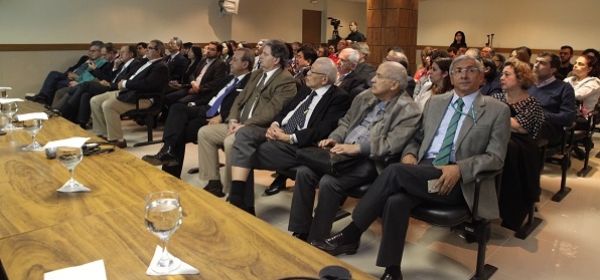 Haino Burmester é homenageado por trabalho à frente do CQH