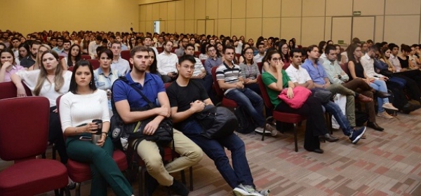 Presidente da APM participa de cerimônia de boas-vindas aos residentes da USP
