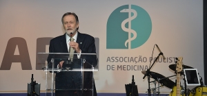Representantes da APM e autoridades celebram o Dia do Médico