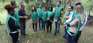 APM promove plantio de árvores em seu clube de campo