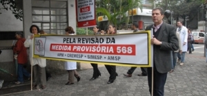Médicos federais protestam e governo decide não reduzir salários