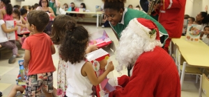 Alegrando a Santa Casinha: distribuição de brinquedos para os pacientes 