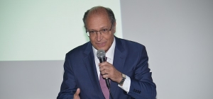 Pediatra Nildo Alves Batista é empossado na Academia de Medicina de SP