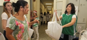 Voluntários da APM entregam brinquedos no tradicional Alegrando a Santa Casinha