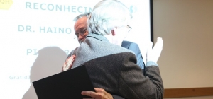 Haino Burmester é homenageado por trabalho à frente do CQH