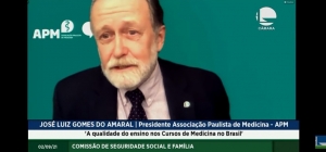 Presidente da APM aponta caos da educação médica em audiência no Congresso