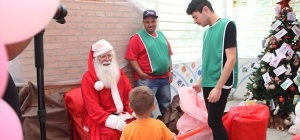 Voluntários da APM entregam brinquedos no tradicional Alegrando a Santa Casinha
